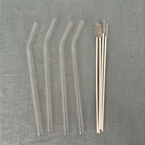 NWOT- Set of (4) clear glass straws with brushes